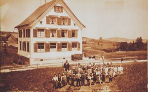 Schulklassenfoto Erle 1908.jpg