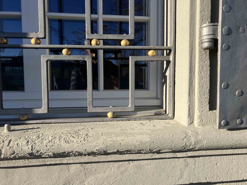 Datei:Gemeindehaus Fenstergewände Sockel.jpeg