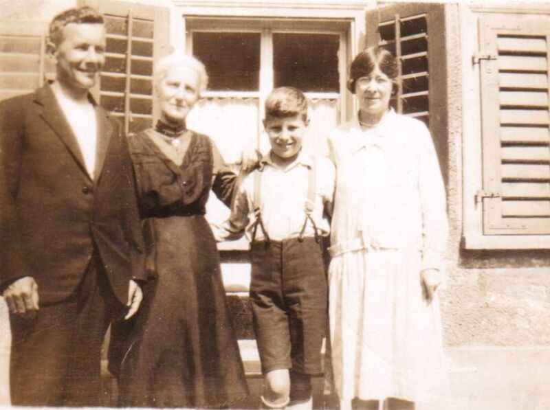 Datei:Stammbaum Schittli Jack Shetly mit Mutter Anna Schittli-Wagner, Sohn Ernest und Gattin Cresie, um 1925.jpg