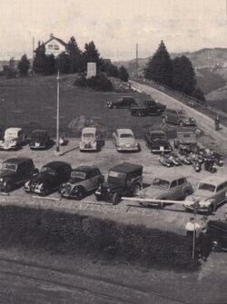 Parkplatz 1953 mit Tobler-Denkmal