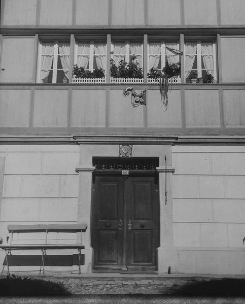 Datei:Mittelportal Reutenenstr 4.jpg
