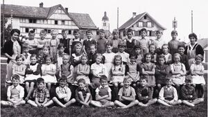 Jahrgang 46 1 Klasse 1953 Ehrbar und Famos Zentralschulhaus.jpg