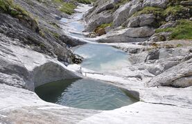 Abflussrinne mit Gletschertöpfen auf Alp Mora bei Trin