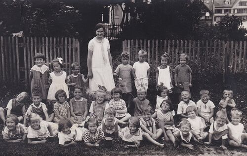 Jahrgang 1923 Kindergarten Frau Anderauer.jpg