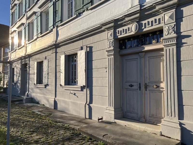 Datei:Gemeindehaus Sandsteinsockel S.jpeg
