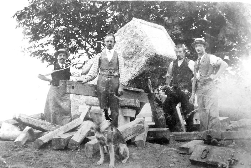 Datei:Schlachtdenkmal Vögelinsegg wird aufgerichet.jpg