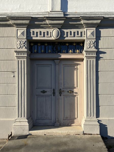 Datei:Gemeindehaus Portal SO.jpeg